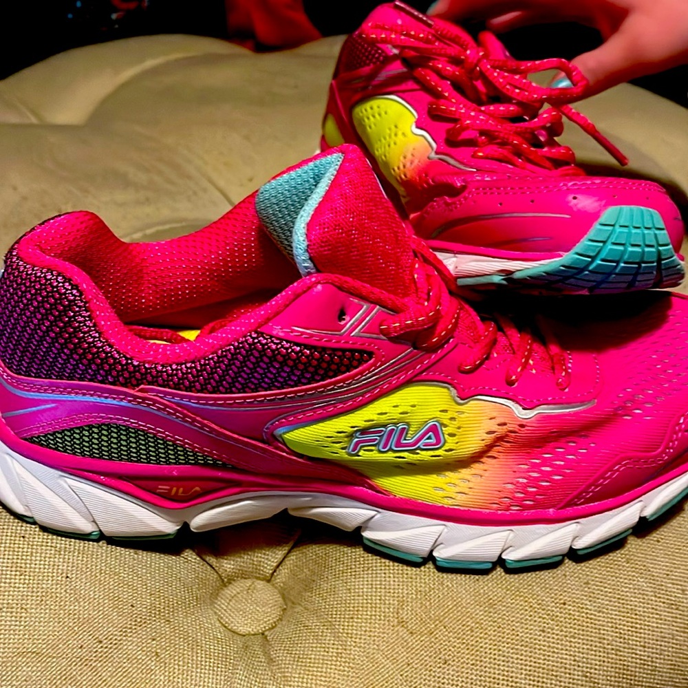 Tennis shoes